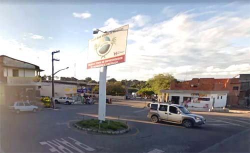 Homem é executado dentro de garagem e esposa pula muro para escapar