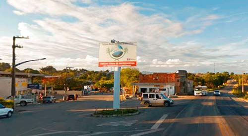Carreta com carga tomba na BR-104 em Messias