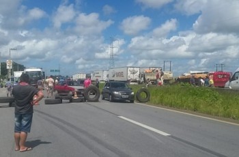 Protesto de caminhoneiros interdita trecho da BR-101 em Messias