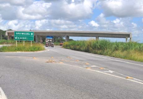 Bando faz caminhoneiro de refém e rouba carreta com carga de bebidas 