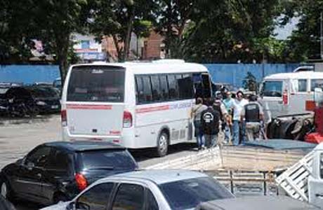 Grupo assalta micro-ônibus de União no Feitosa e obriga motorista a deixá-los no Vergel 