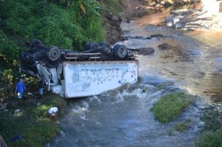 Caminhão tomba na BR-101 e cai sobre a ponte do Rio Camaragibe
