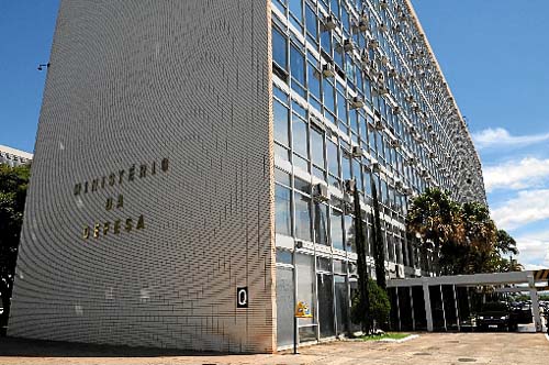 Militares da reserva farão protesto em frente ao Ministério da Defesa