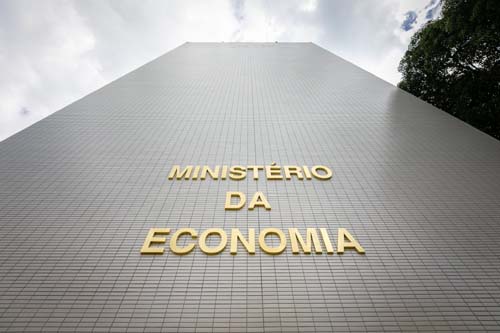 Governo economiza R$ 20 bilhões com redução de servidores públicos federais