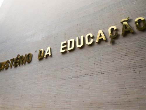 MEC dá aval a nova regra que exige curso 50% presencial para professor