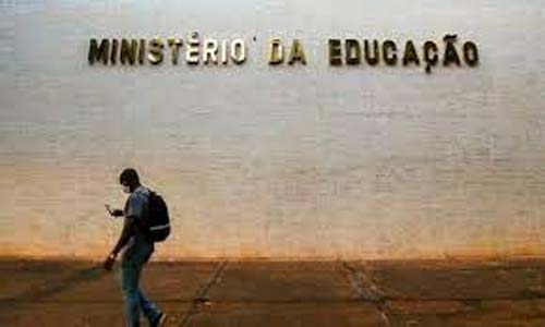 Gasto com educação recua pelo 5º ano consecutivo e é o menor em dez anos, mostra levantamento