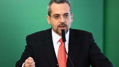 Ministro da Educação ridicularizado por erros ortográficos