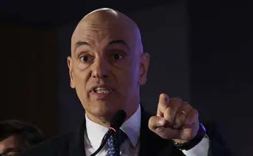 Moraes mantém restrições domiciliares para Bolsonaro diante de alegações de risco de fuga