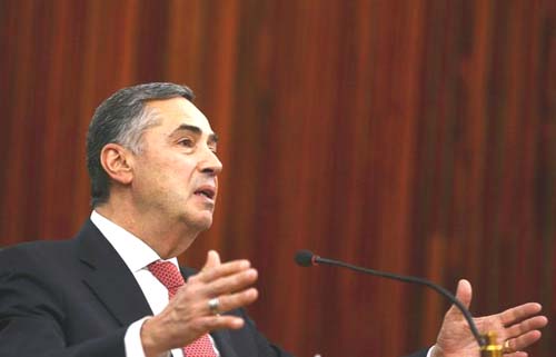 Barroso paralisa posse com base em mudança na Lei da Ficha Limpa