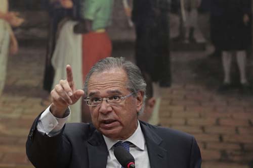 A pedido de Bolsonaro, Guedes quer corrigir tabela de IR de 2020