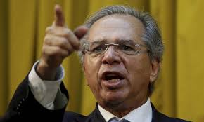 Imunização em massa é crucial para economia, mas com vacinação voluntária, diz Guedes