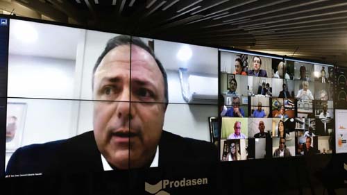 'Janeiro a gente começa a vacinar todo mundo', diz Pazuello