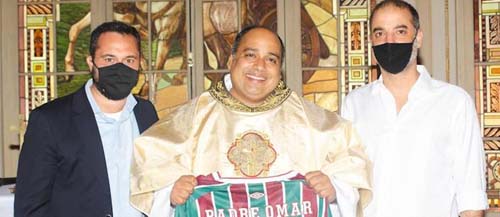 Padre reza missa em honra a São João Paulo II, padroeiro do Fluminense, nas Laranjeiras; Cristo Redentor terá cores do tricolor