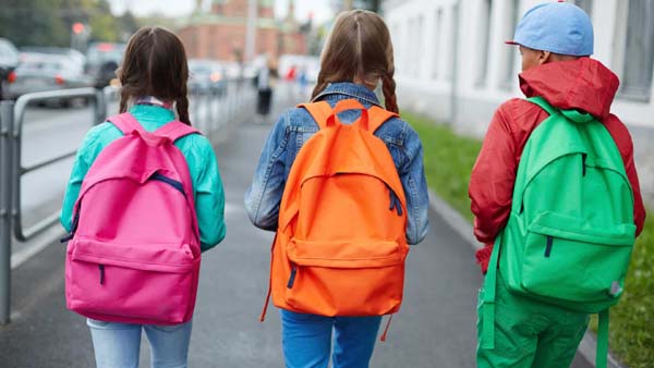 Mochilas pesadas na infância podem acarretar problemas na fase adulta