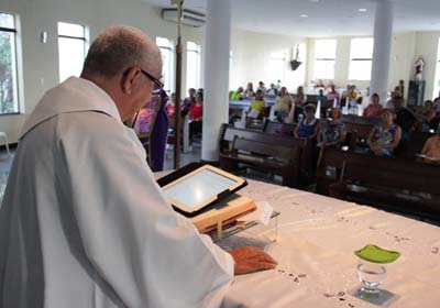 Padre troca Bíblia de papel por iPad em missas em Maceió