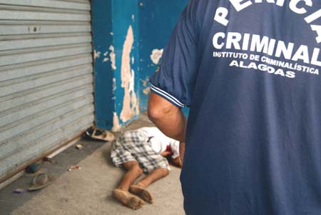 Morador de rua é assassinado a facadas em Maceió
