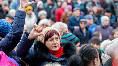 'Queremos que a Rússia venha': os manifestantes que pedem invasão russa em país vizinho