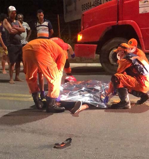 Motociclista morre após colidir em traseira de caminhão de lixo