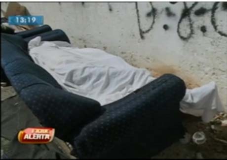 Homem de 56 anos morre deitado em um sofá numa via pública