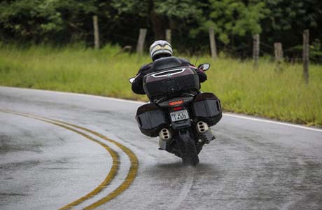 Chuva, trânsito, garupa... veja 10 dicas para usar moto com segurança