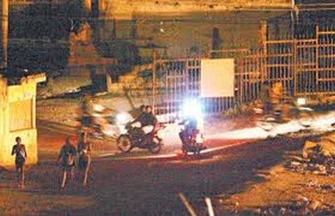 Dupla em motocicleta rouba mais de R$ 2 mil de mulher