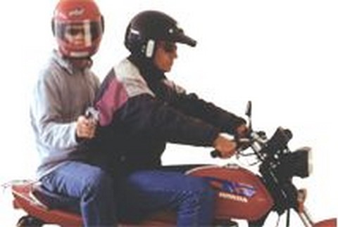 Duas jovens sofrem atentado por dupla em motocicleta