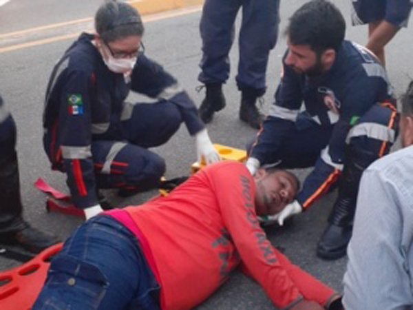 Motociclista tem pescoço ferido por linha de pipa com cerol na Leste-Oeste