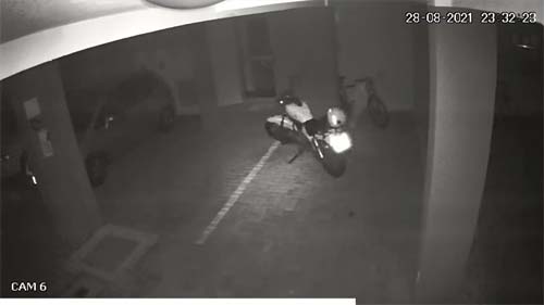 Motoqueiro Fantasma? Moto é vista andando sozinha em garagem; assista!