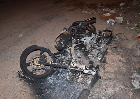 Moto bate em carreta e pega fogo: condutor morre e pista é fechada