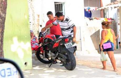 Motoqueiro é assassinado com seis tiros em tentativa de roubo próximo ao Cesmac
