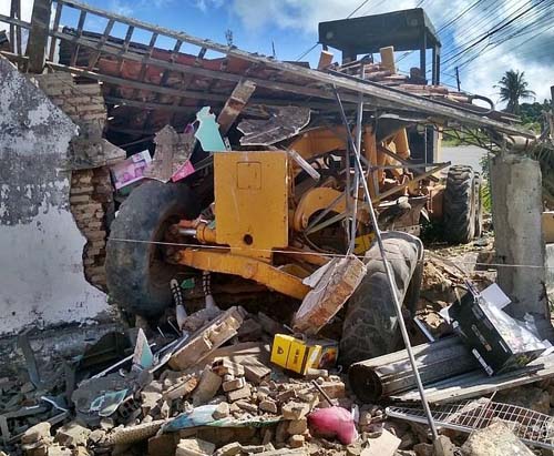 Acidente com motoniveladora destrói casa no município de Feira Grande