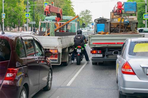 Moto no corredor: trafegar entre as faixas de rolamento é permitido por lei?