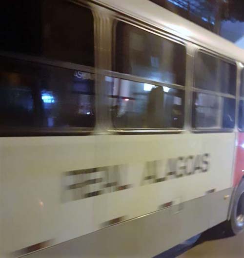 Motorista de ônibus é esfaqueado após exigir pagamento de passagem em Maceió