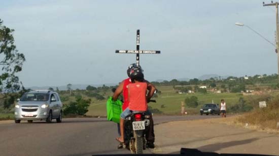 Vida em perigo e cara sobre duas rodas