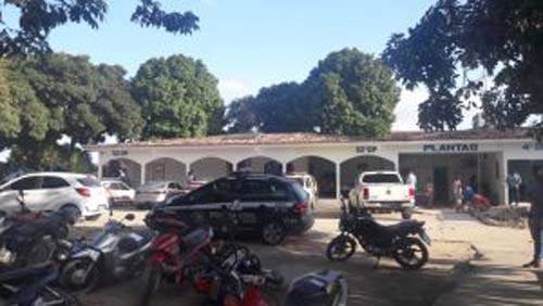 Mototaxista e passageiro são presos acusados de roubo em Arapiraca