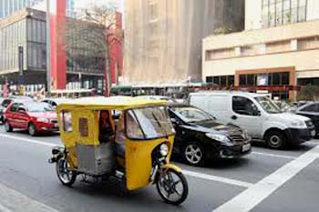 Mototáxi tuk-tuk começa a rodar no Brasil