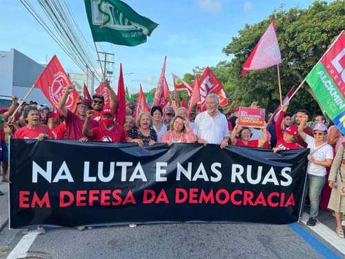 Movimentos fazem ato pró-democracia em Maceió: ‘Prisão aos terroristas’