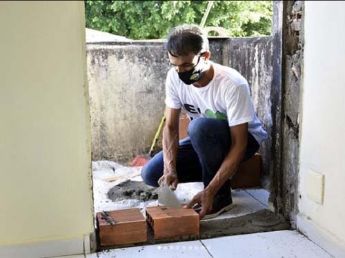 Pedreiro (filho de União dos Palmares|) eleito prefeito fecha porta que antecessor usava para correr do povo