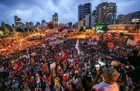 MTST: 'ninguém vai nos impedir de vestir vermelho'