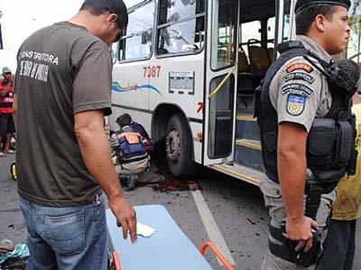 Mulher é atropelada por ônibus no bairro do Poço