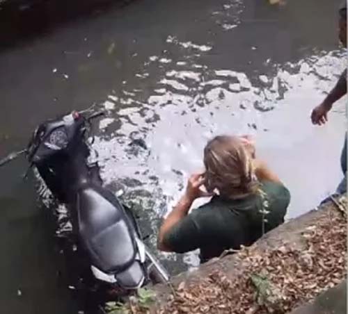 Mulher perde controle da direção e motocicleta cai no Riacho Salgadinho