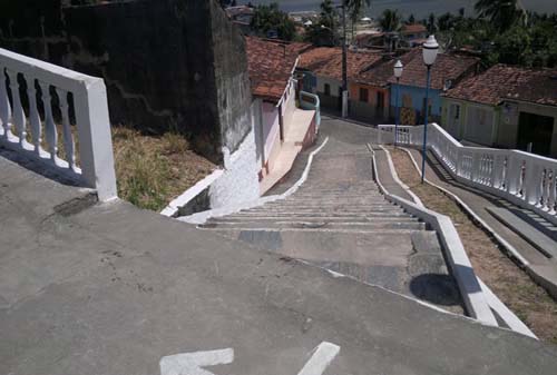 Tiroteio na Rua da Matriz deixa rastro de sangue e mulher baleada