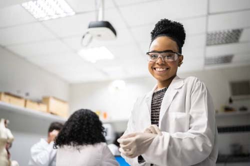 Mulheres representam 59% das matrículas no ensino superior e são maioria na docência