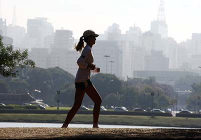 Correr sem top adequado pode causar flacidez nos seios 