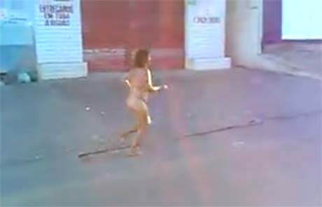 Mulher é flagrada correndo nua no centro de Palmeira dos Índios