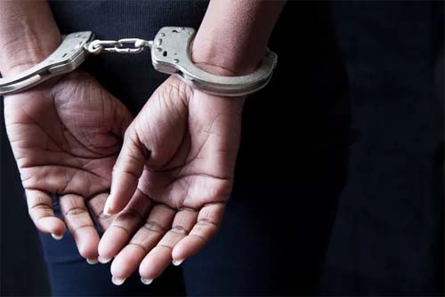 Mulher é presa por matar homem de 27 anos com tiro no tórax; ela alega que o disparo foi acidental