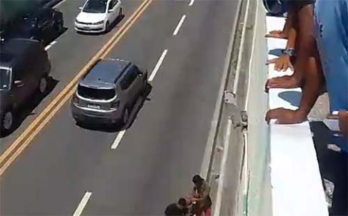 Mulher cai de altura de cinco metros no viaduto do Jacintinho