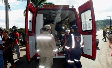 Motociclista fica ferida e motorista de caminhão foge em Palmeira dos Índios