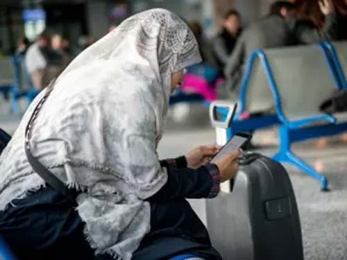 Taliban proíbe mulheres de voar de avião sem acompanhante masculino, dizem fontes