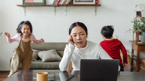 Trabalho remoto pode contribuir para aumento de sobrecarga mental das mulheres